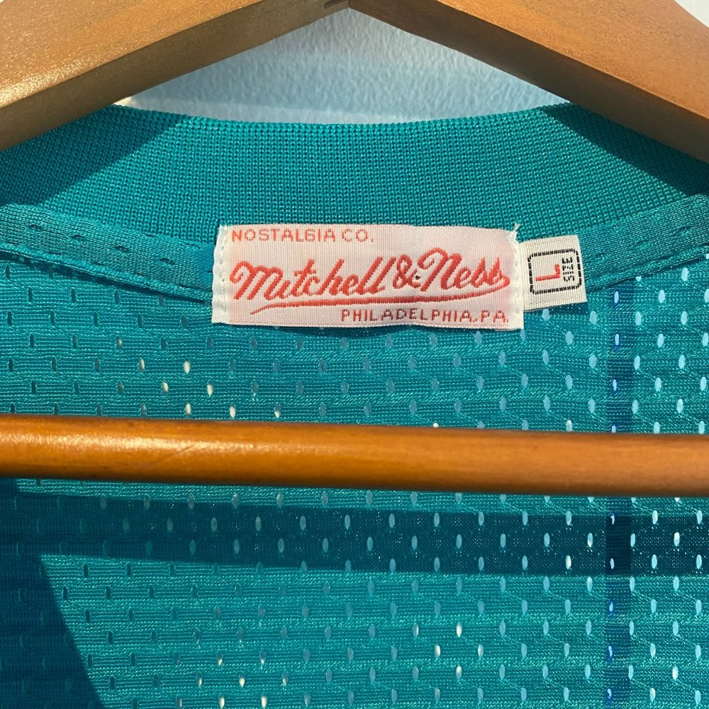 Mint Mitchell & Ness Hardwood Classics Dell Curry Charlotte Hornets Jersey - Picture 4 of 4